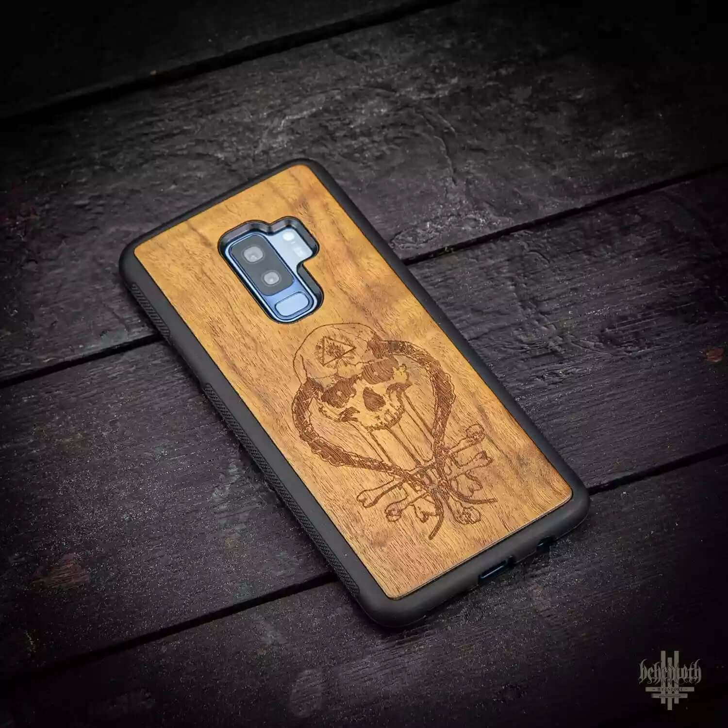 Samsung Galaxy S9+ case with wood finish and 'In Absentia Dei' logo, handcrafted in Poland from exotic Imbuia wood.
