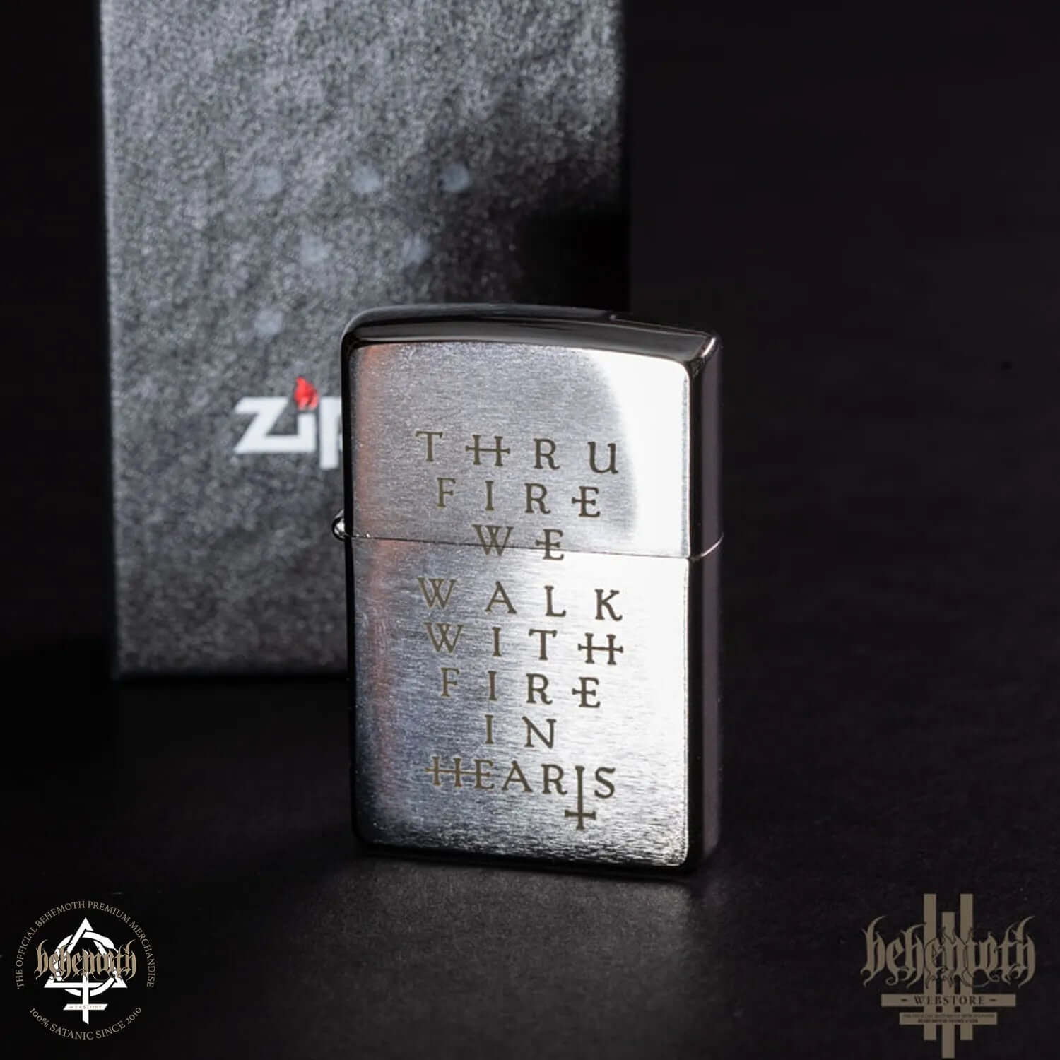 Zapalniczka Behemoth ZIPPO „Thru Fire We Walk”, szczotkowany chrom, grawerowana, wiatroszczelna, wyprodukowana w USA, z dożywotnią gwarancją, paliwo nie jest dołączone.