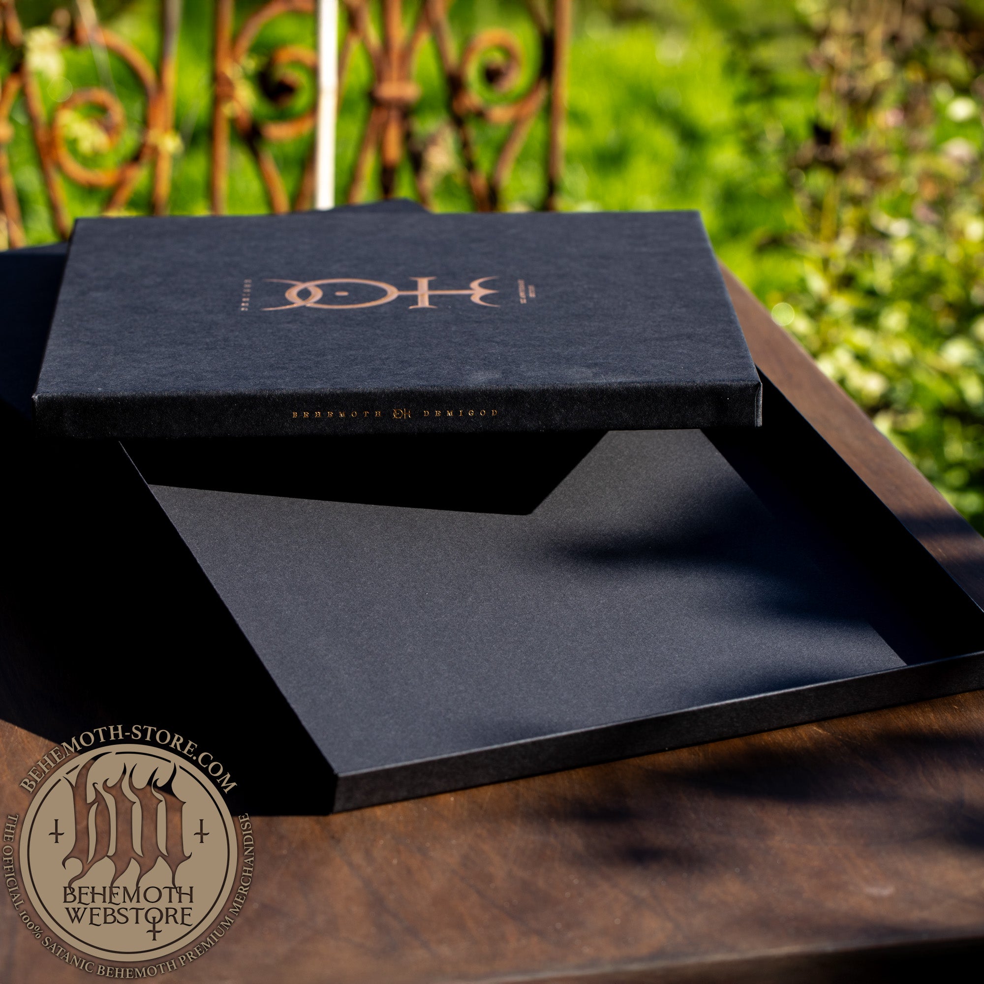 Behemoth – Demigod XX Deluxe Leerkarton