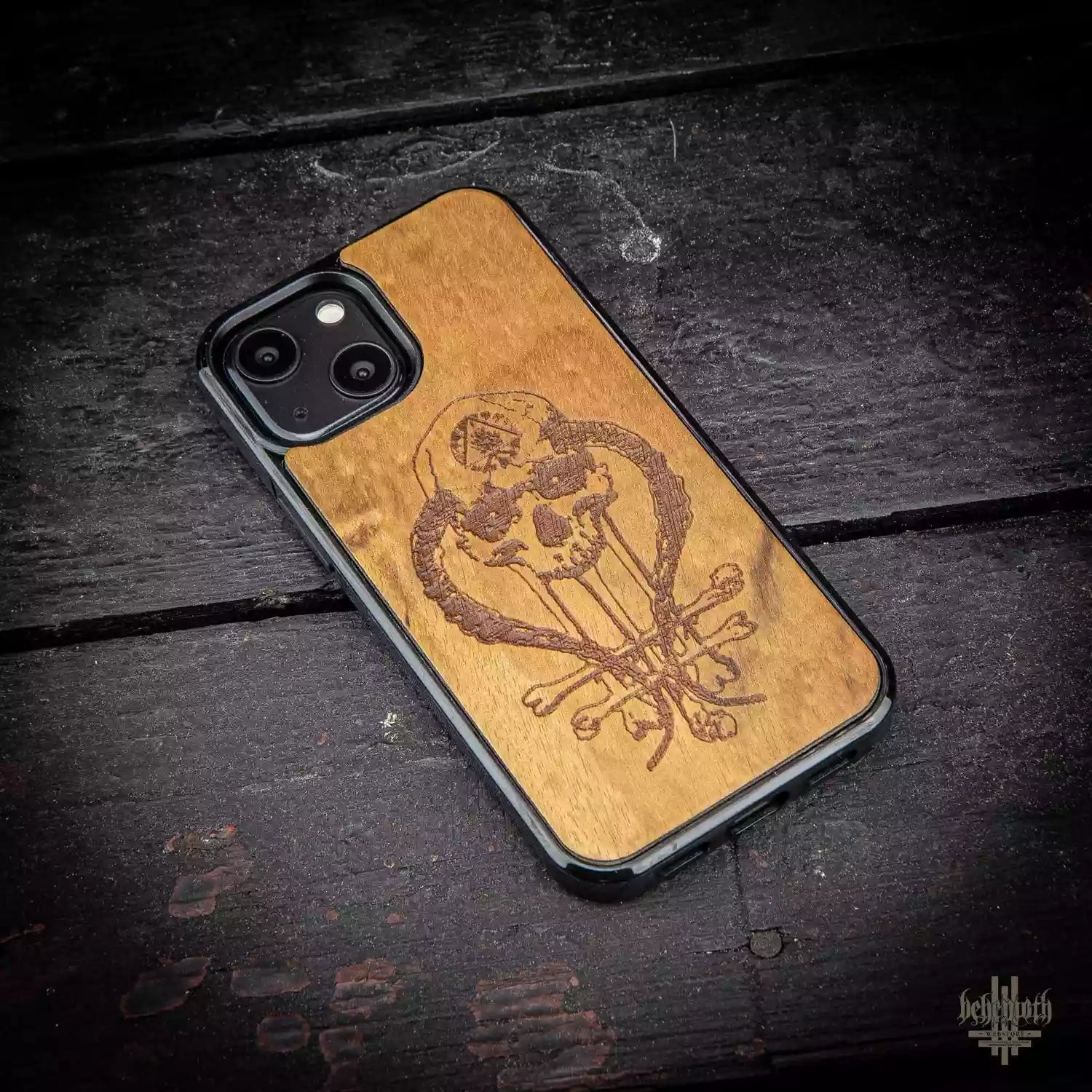 Funda para iPhone 13 Mini con acabado en madera y logotipo 'In Absentia Dei' de Behemoth