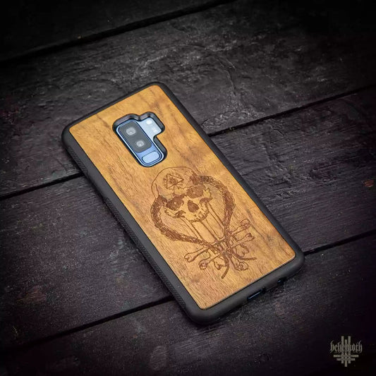 Samsung Galaxy S9+ case with wood finishing and 'In Absentia Dei' logo