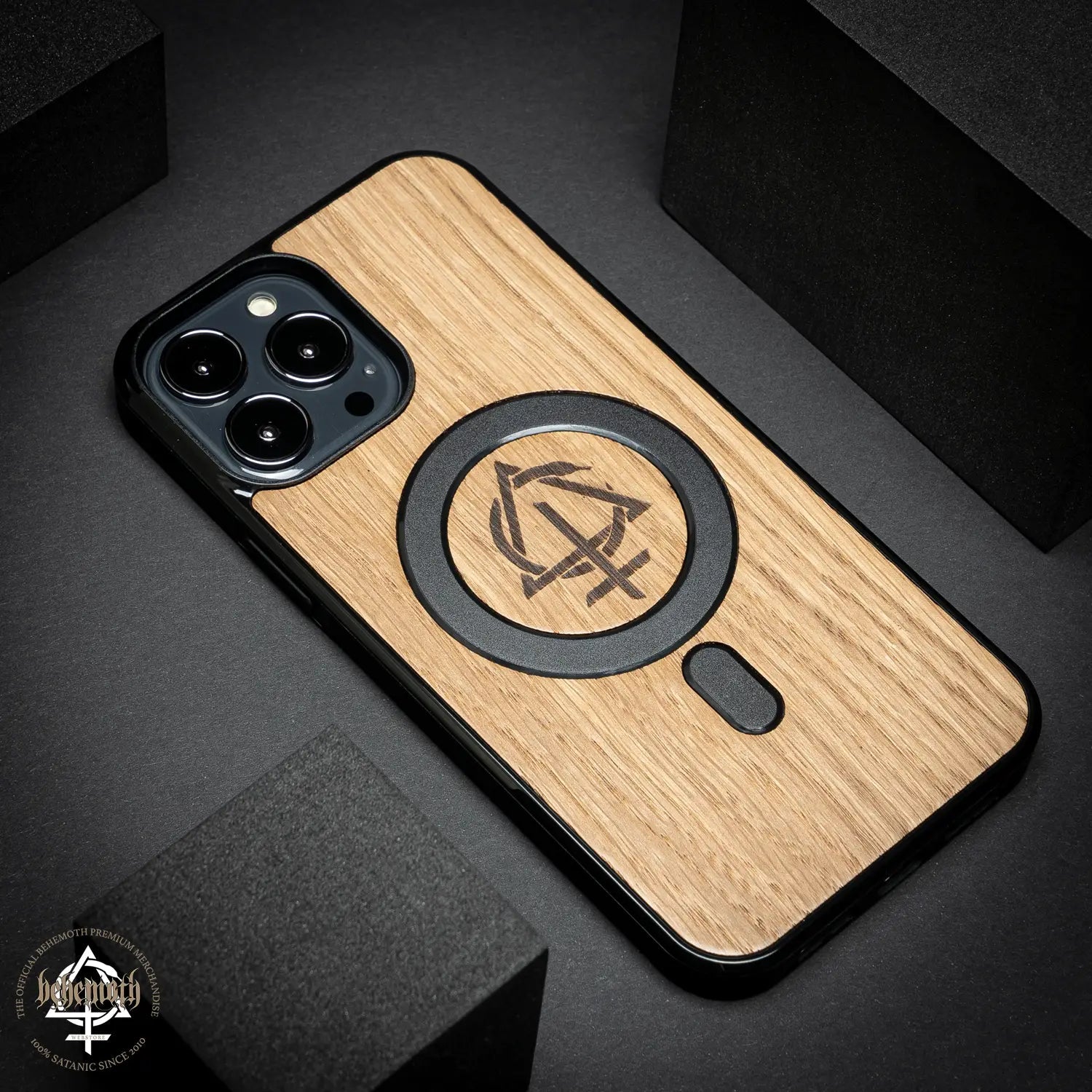 Funda para iPhone 13 Pro Max con acabado en madera y logotipo 'CONTRA' de Behemoth