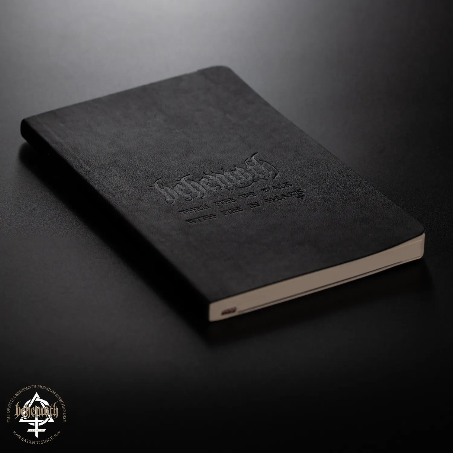 Libreta Moleskine 'A través del fuego caminamos' de Behemoth