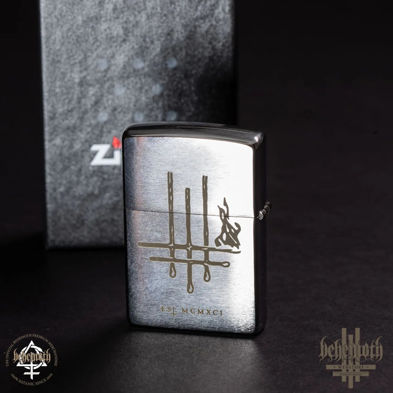 Un encendedor ZIPPO Behemoth con la leyenda 'Thru Fire We Walk'