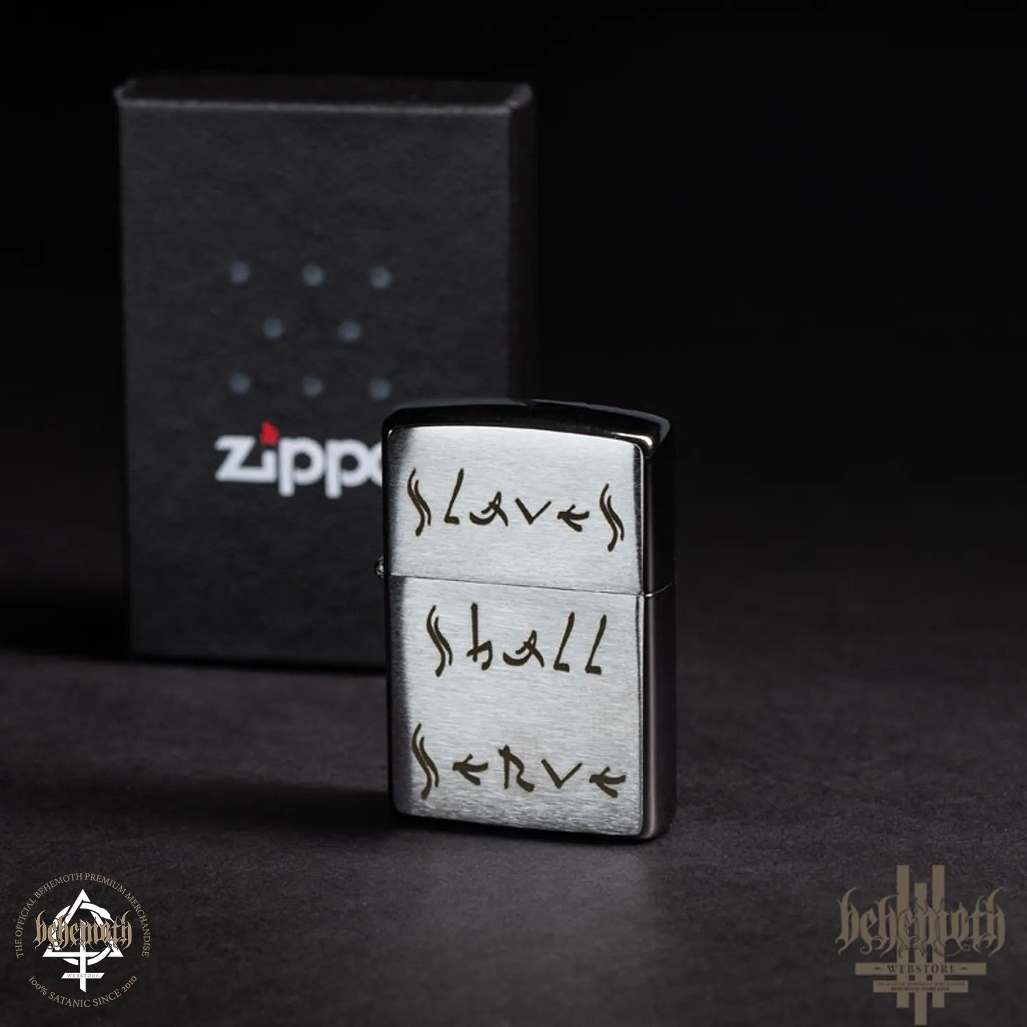 Un encendedor ZIPPO gigante con la leyenda 'Slaves Shall Serve'