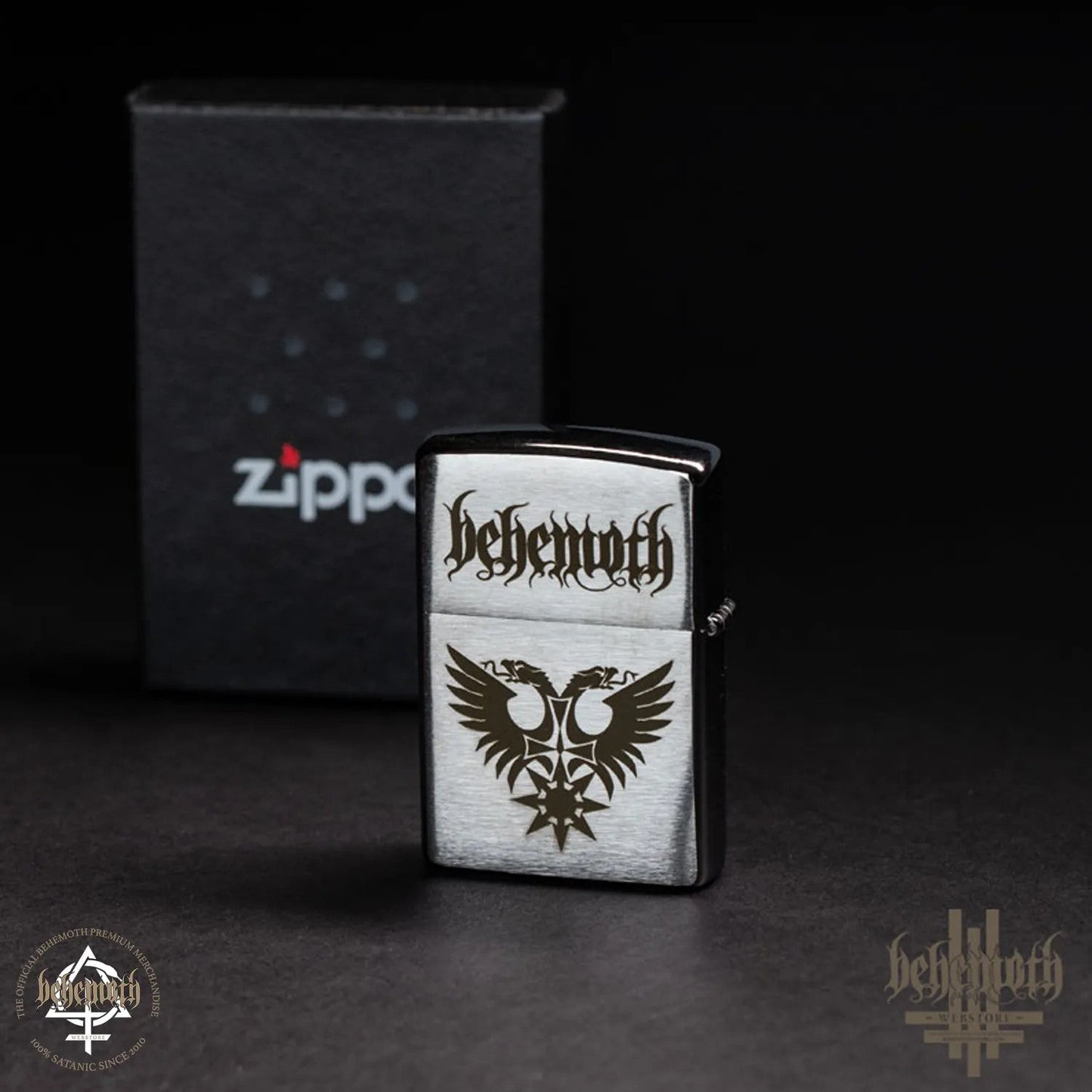 Un encendedor ZIPPO gigante con la leyenda 'Slaves Shall Serve'