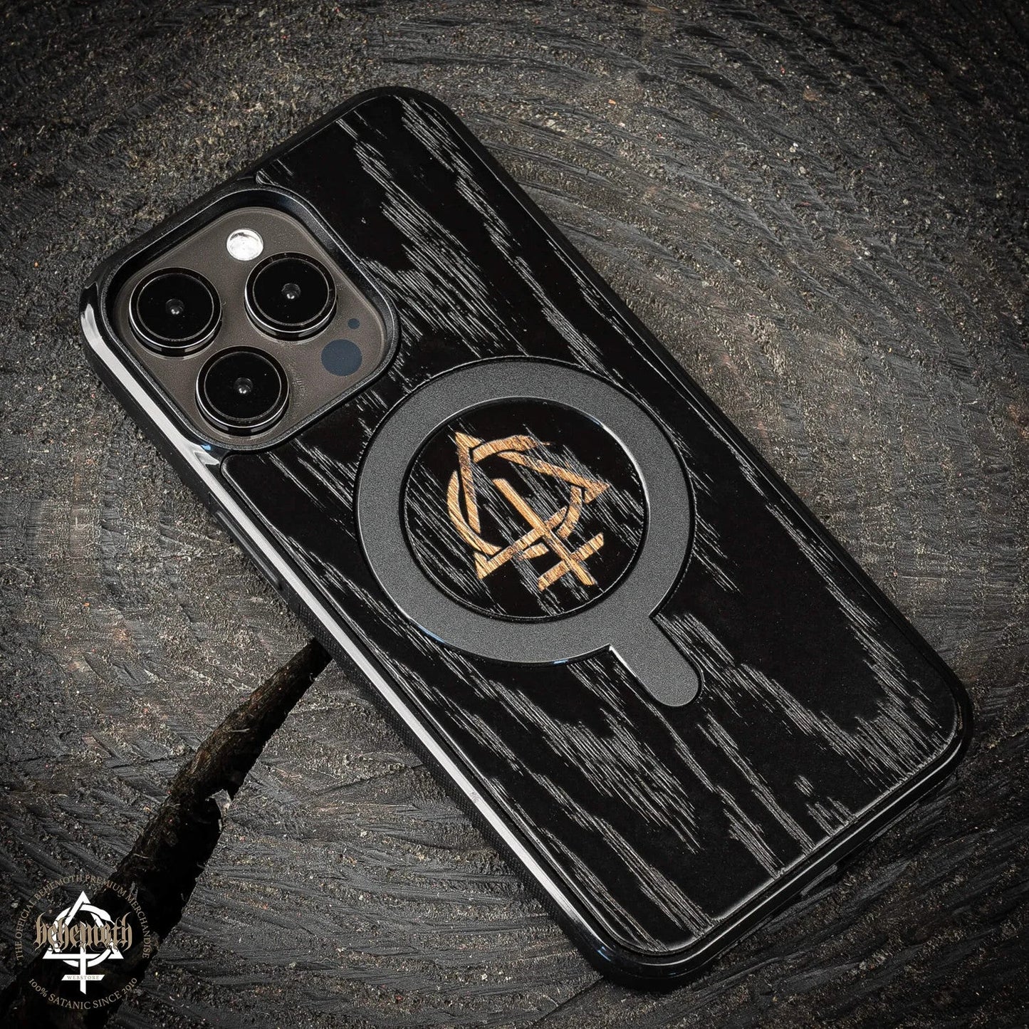 Funda negra con acabado en madera y logotipo 'CONTRA' de Behemoth para Apple iPhone 15 Pro Max