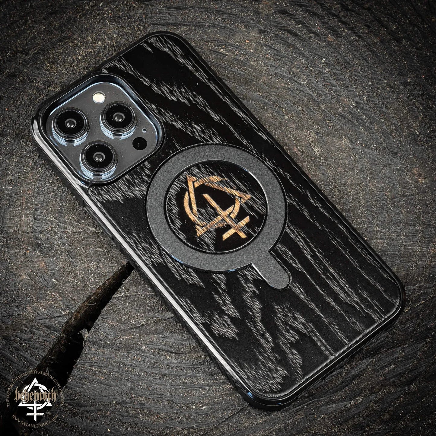 Funda negra con acabado en madera y logotipo 'CONTRA' de Behemoth para Apple iPhone 14 Pro Max