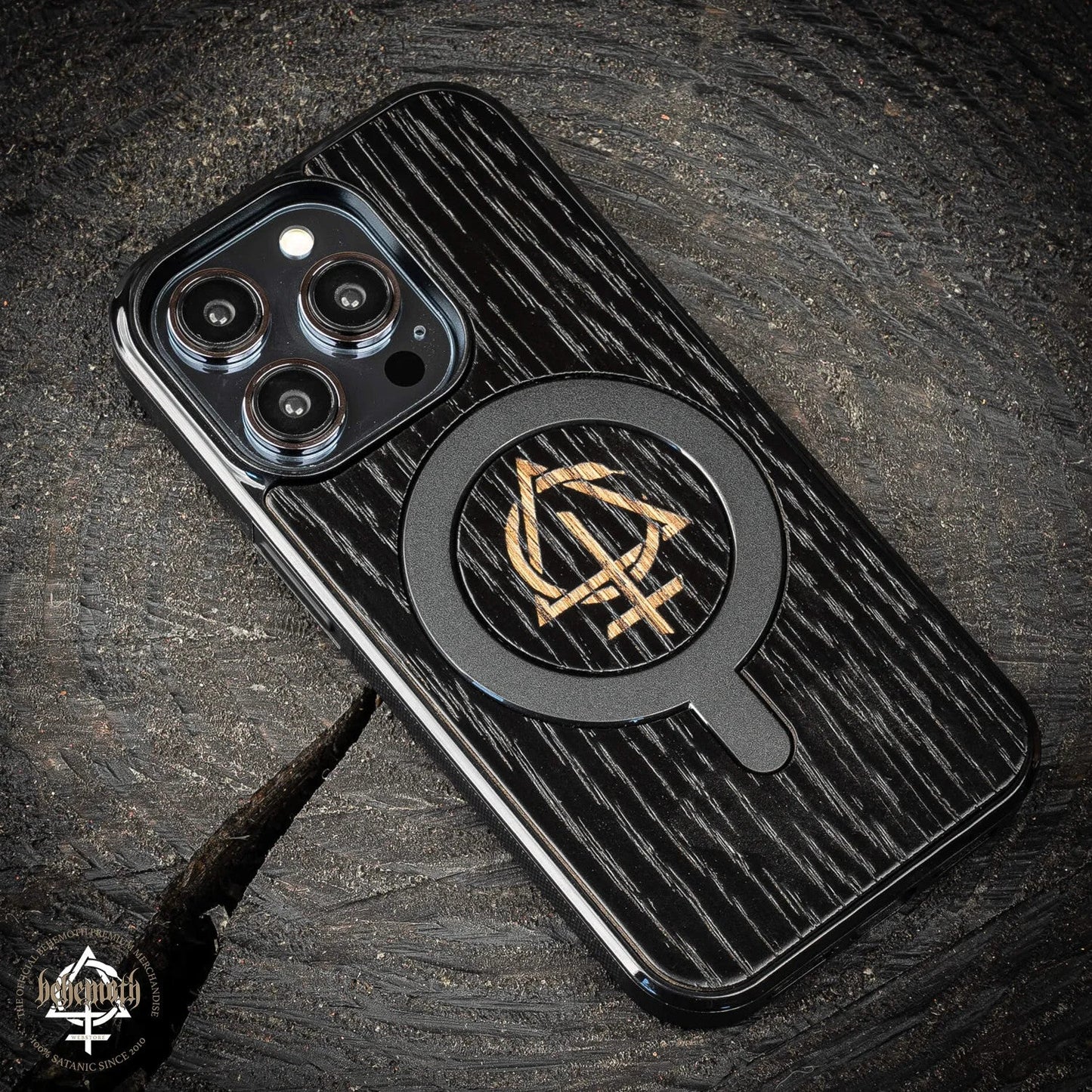 Funda negra para Apple iPhone 14 Pro con acabado en madera y logotipo 'CONTRA' de Behemoth