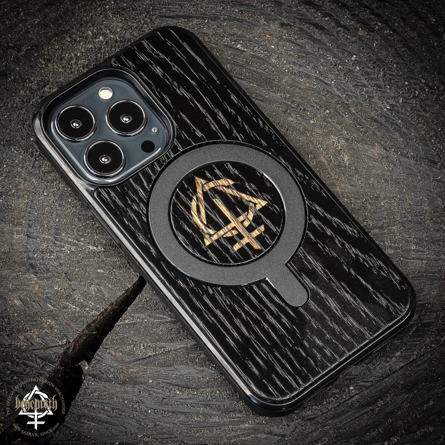 Funda negra para Apple iPhone 13 Pro con acabado en madera y logotipo 'CONTRA' de Behemoth