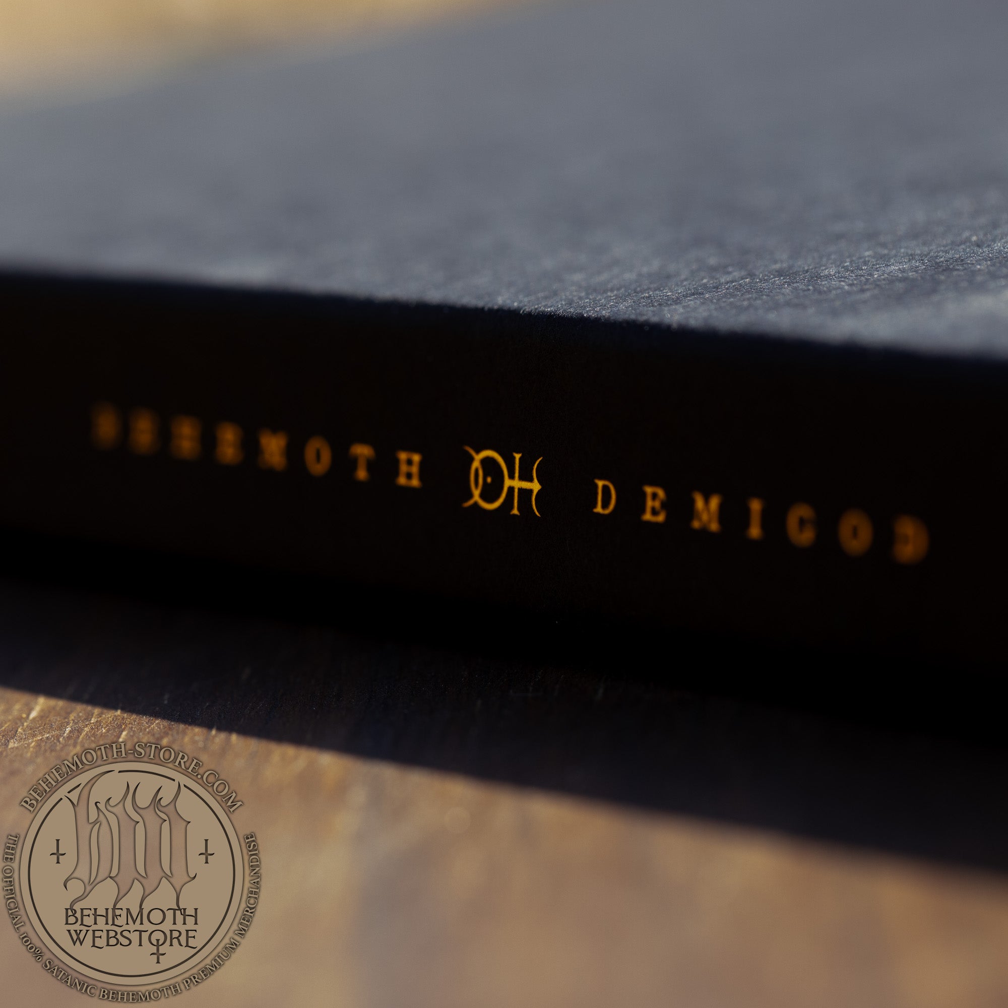 Behemoth – Demigod XX Deluxe Leerkarton