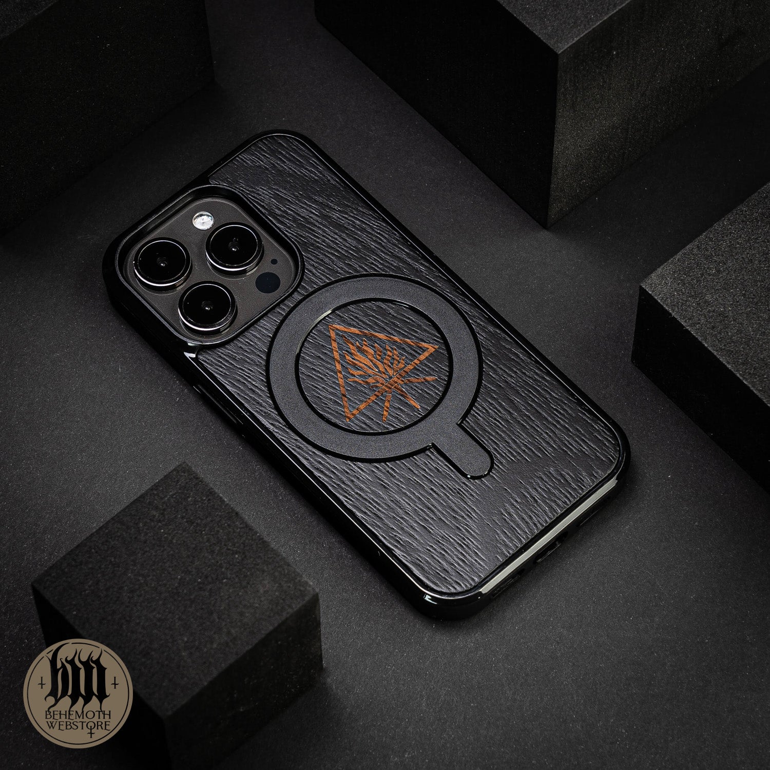 Funda para teléfono de silicona y madera negra con diseño de Behemoth 'The Unholy Trinity' con MagSafe